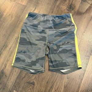 Reebok Women Camo Biker Shorts with Yellow Accent Stripe Size Medium